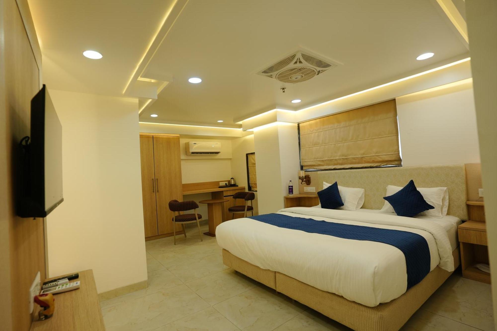 Hotel 6 Seasons, Koregoan Park, Pune Bagian luar foto