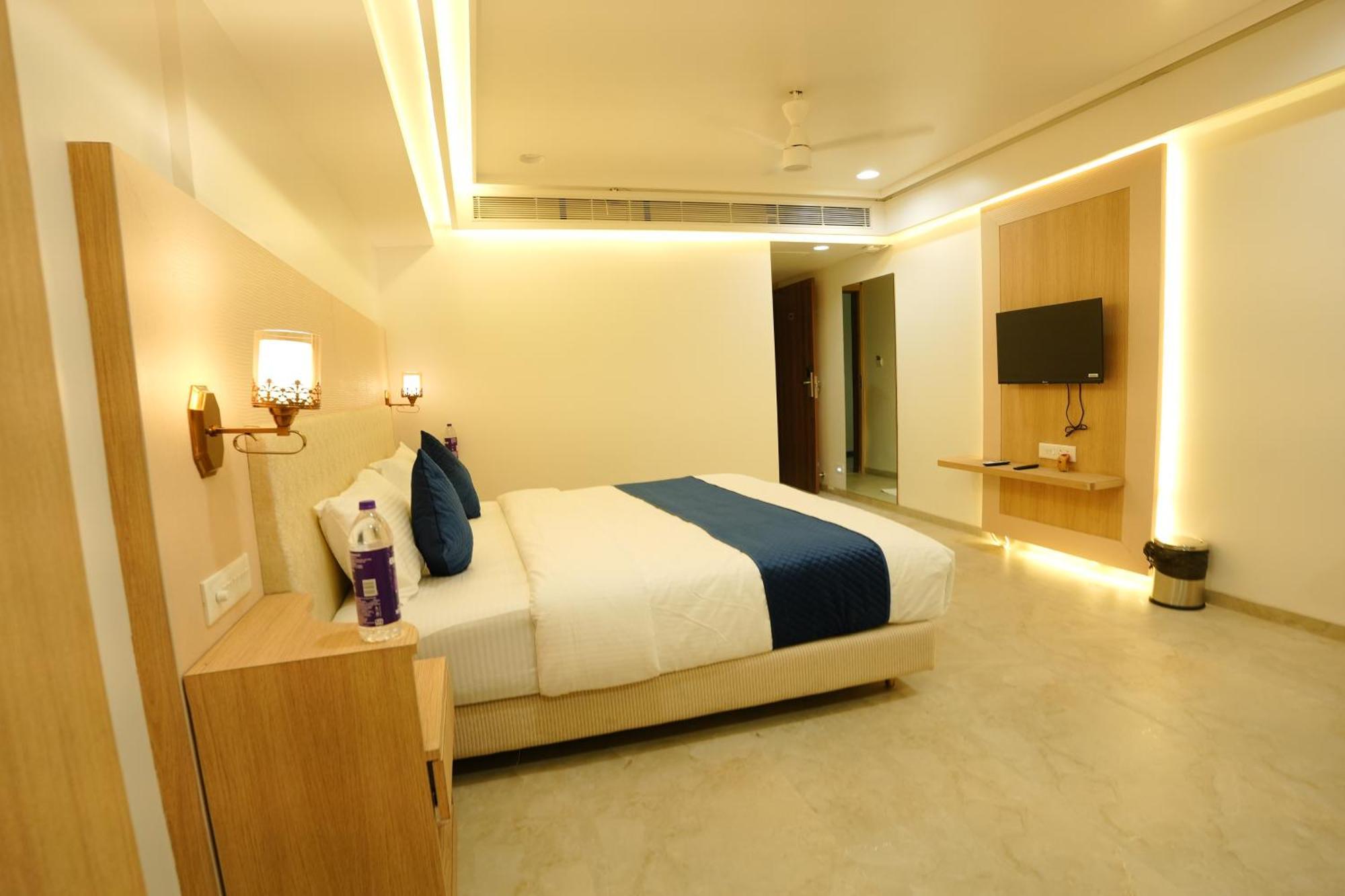 Hotel 6 Seasons, Koregoan Park, Pune Bagian luar foto