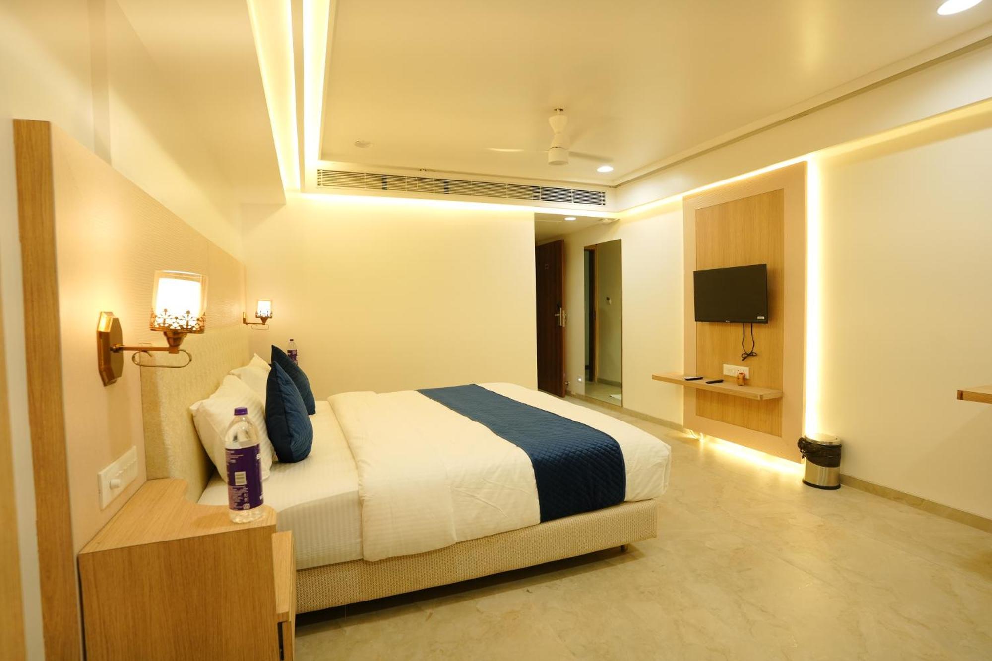Hotel 6 Seasons, Koregoan Park, Pune Bagian luar foto