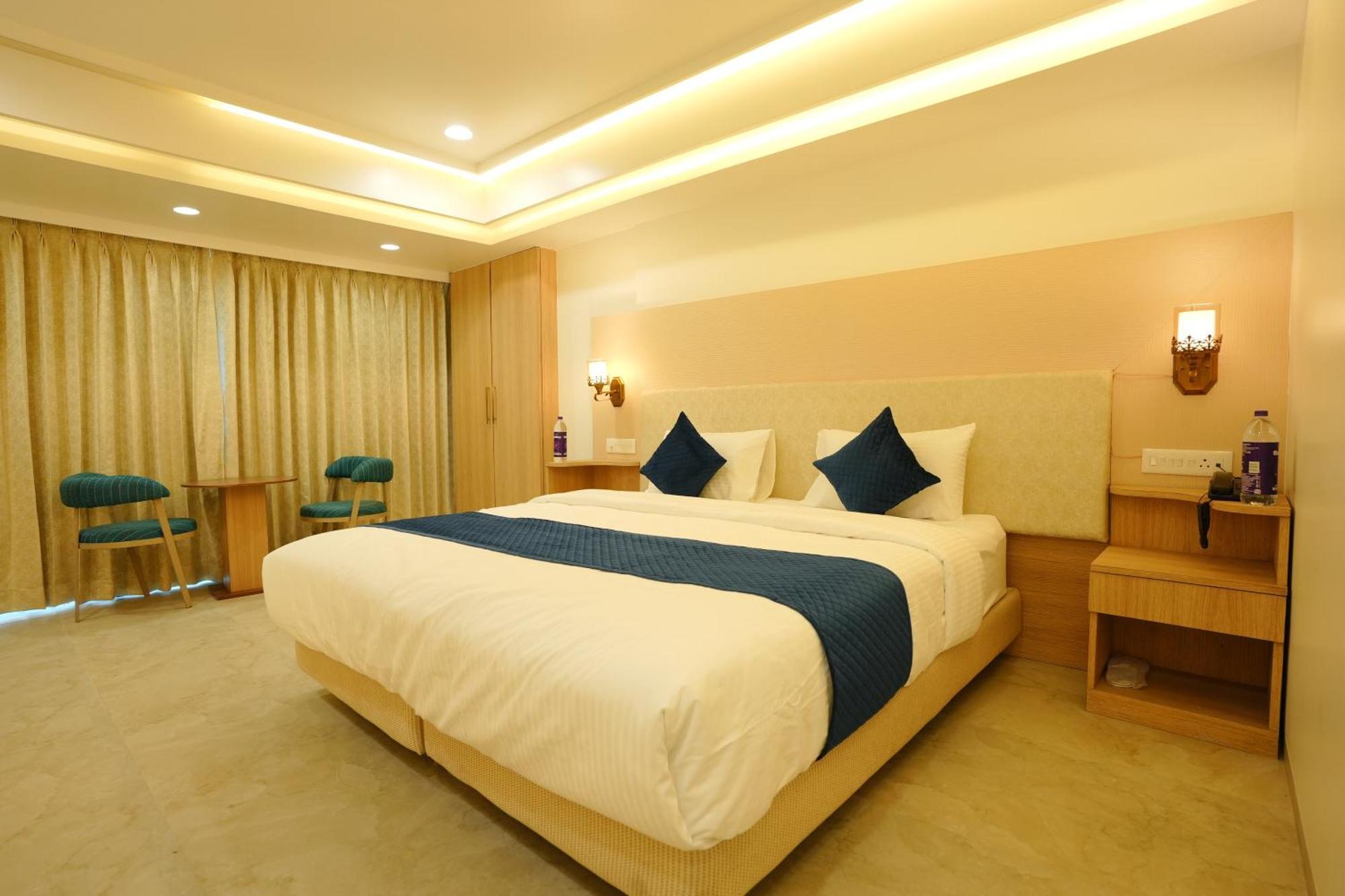 Hotel 6 Seasons, Koregoan Park, Pune Bagian luar foto