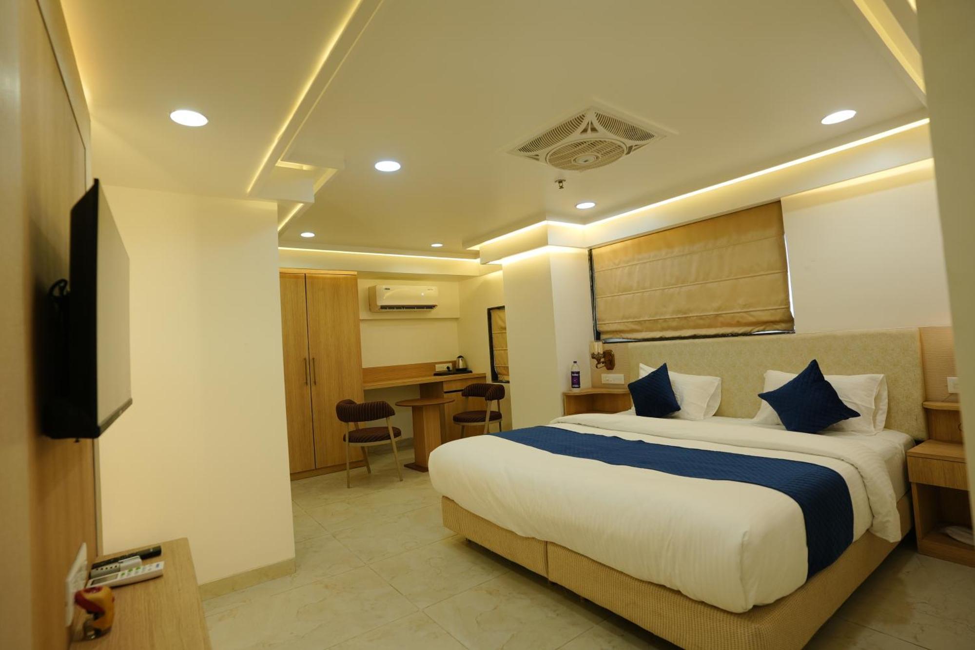 Hotel 6 Seasons, Koregoan Park, Pune Bagian luar foto