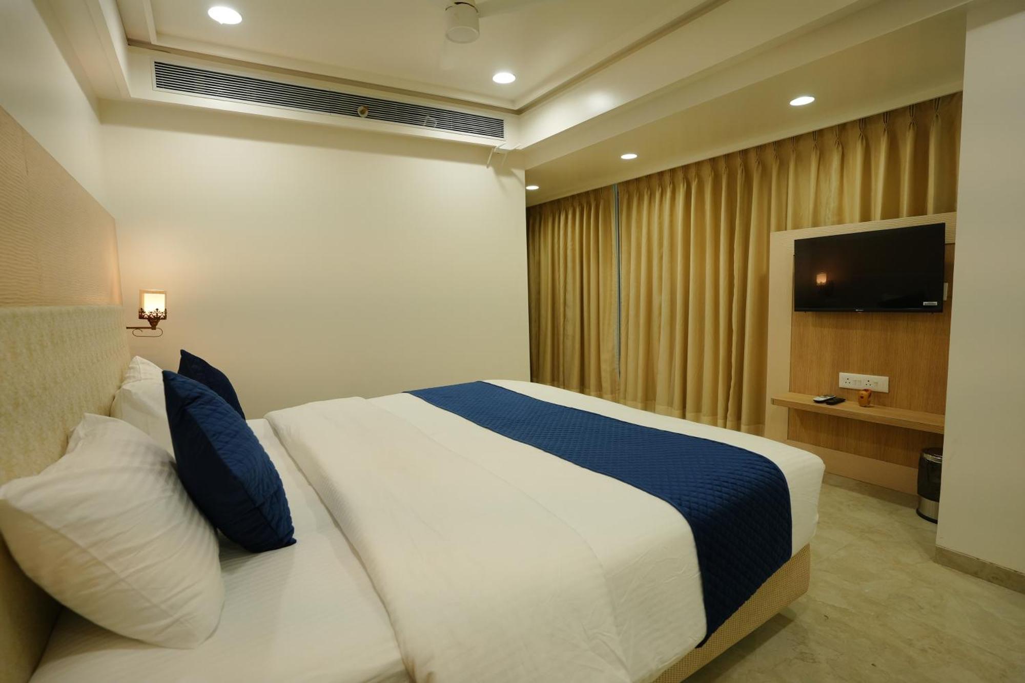 Hotel 6 Seasons, Koregoan Park, Pune Bagian luar foto