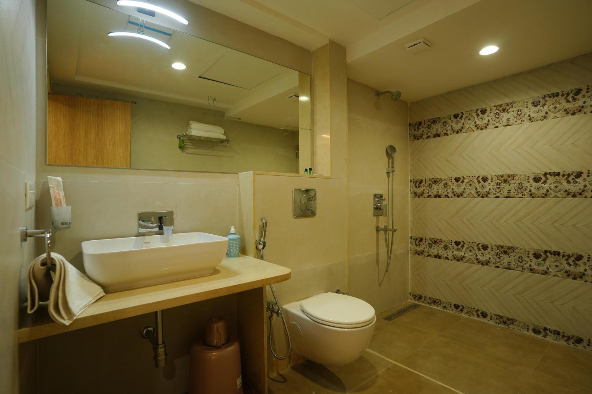 Hotel 6 Seasons, Koregoan Park, Pune Bagian luar foto
