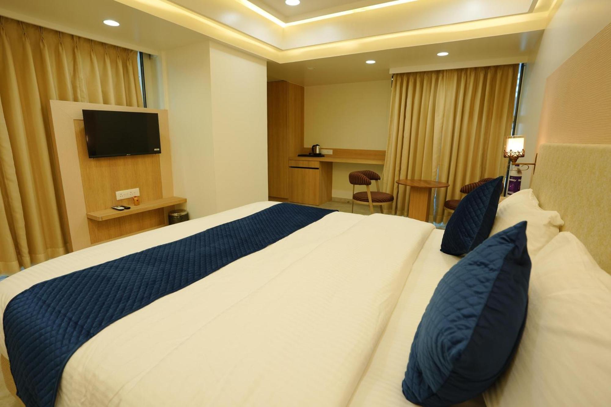 Hotel 6 Seasons, Koregoan Park, Pune Bagian luar foto