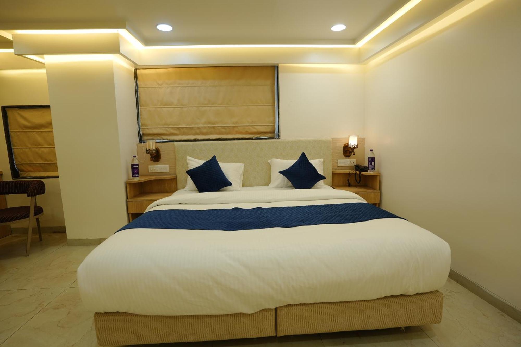 Hotel 6 Seasons, Koregoan Park, Pune Bagian luar foto