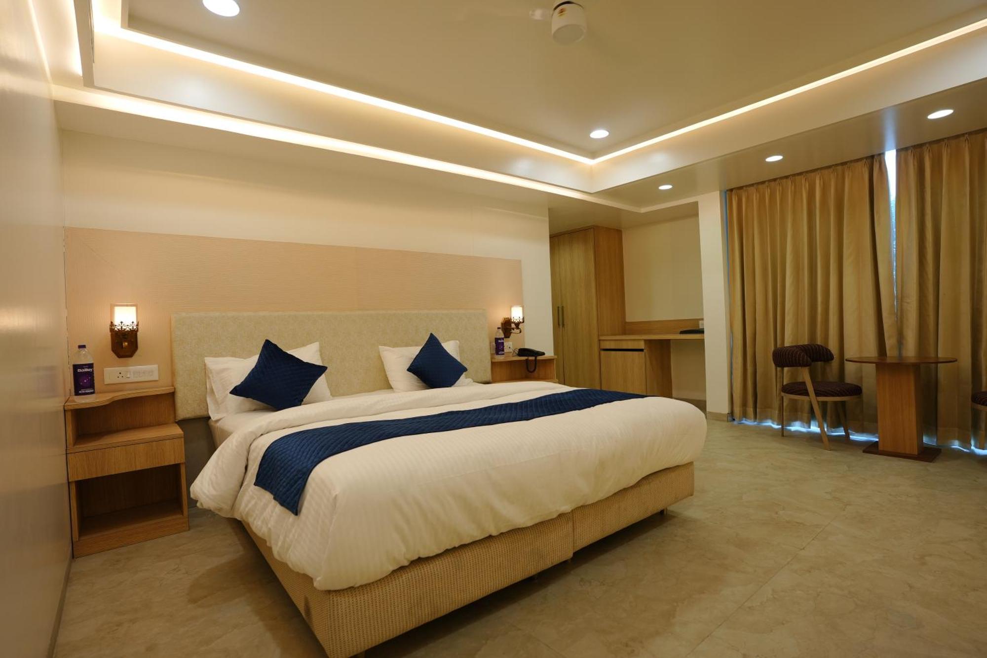 Hotel 6 Seasons, Koregoan Park, Pune Bagian luar foto