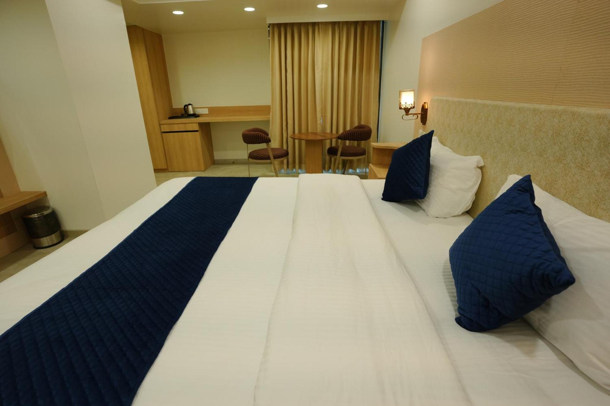Hotel 6 Seasons, Koregoan Park, Pune Bagian luar foto