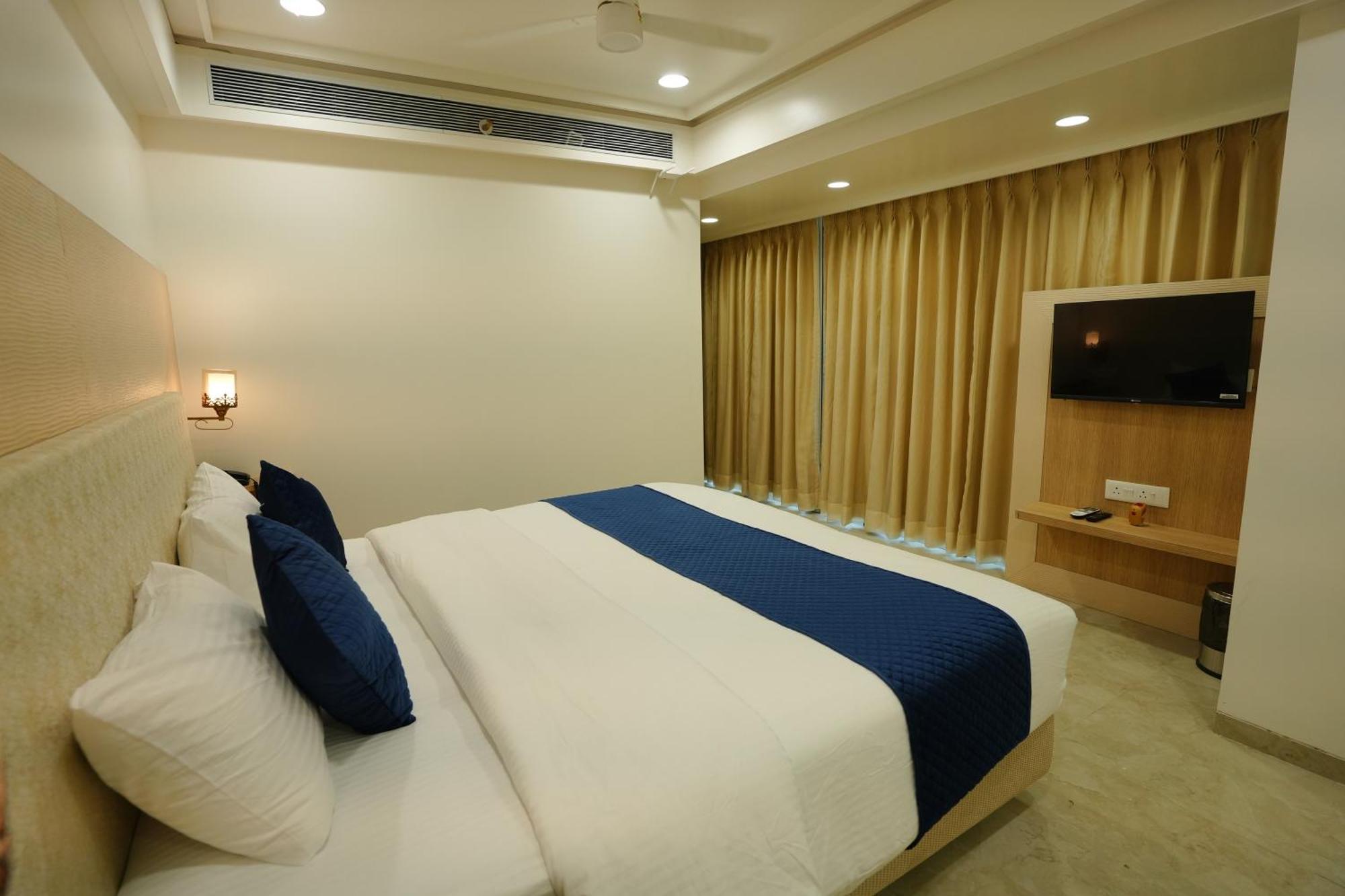 Hotel 6 Seasons, Koregoan Park, Pune Bagian luar foto