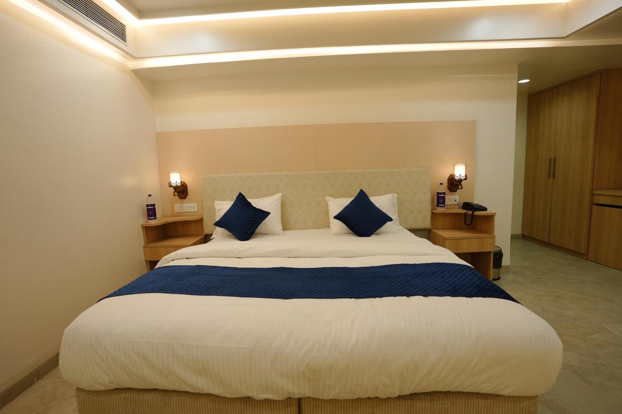 Hotel 6 Seasons, Koregoan Park, Pune Bagian luar foto