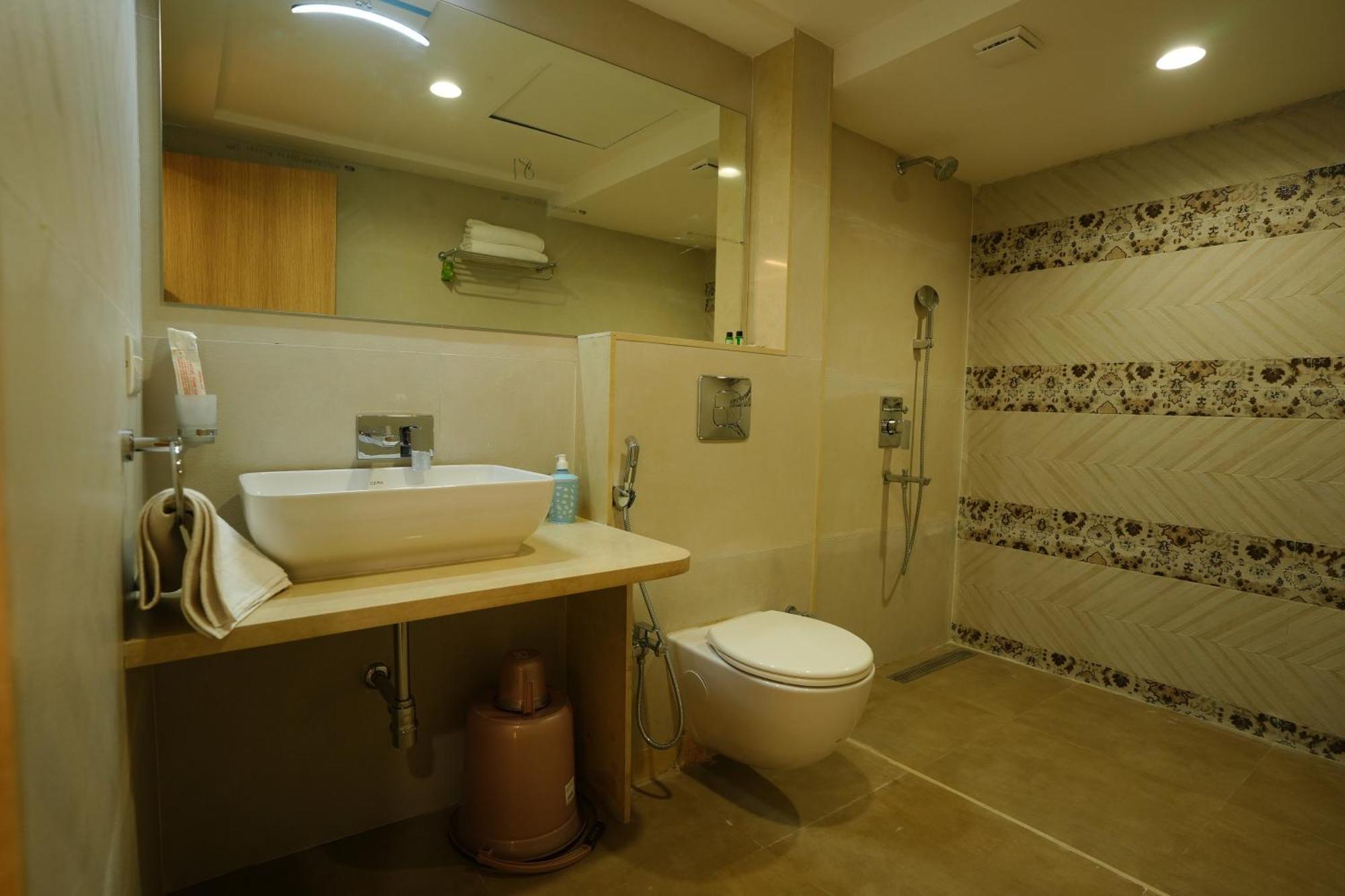 Hotel 6 Seasons, Koregoan Park, Pune Bagian luar foto