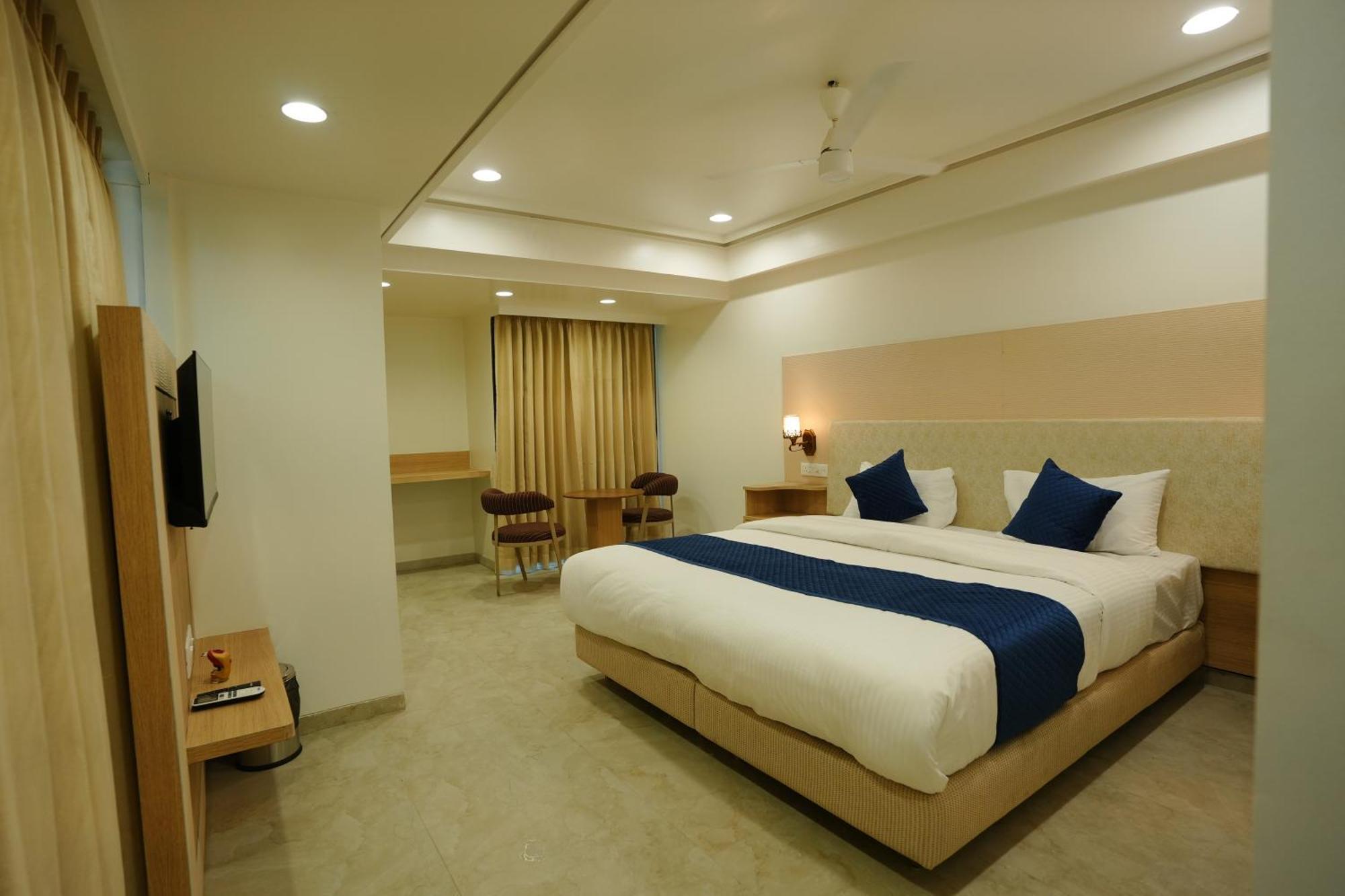Hotel 6 Seasons, Koregoan Park, Pune Bagian luar foto