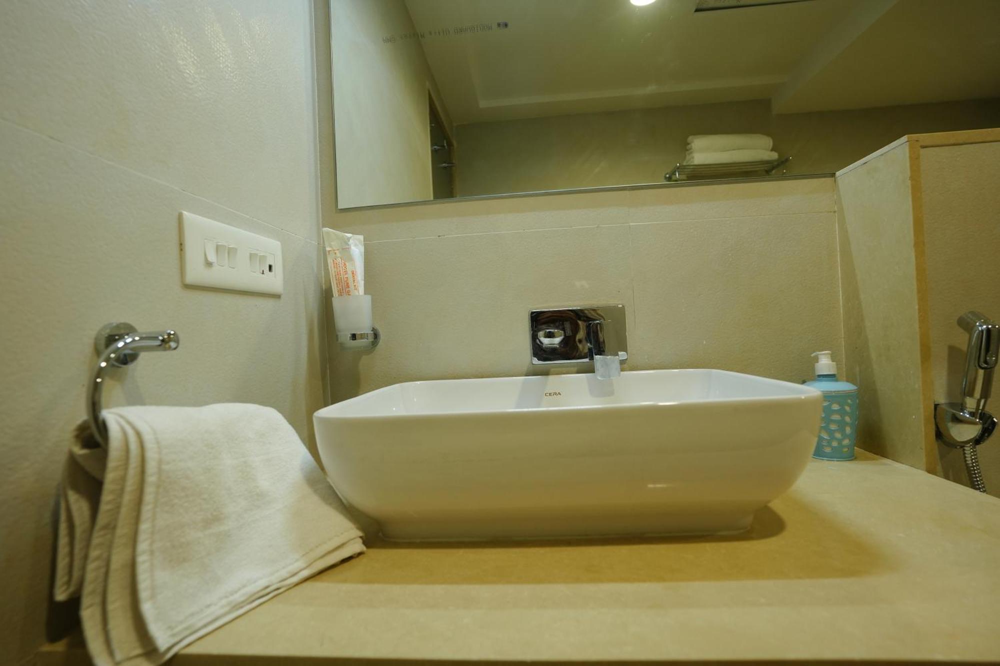 Hotel 6 Seasons, Koregoan Park, Pune Bagian luar foto