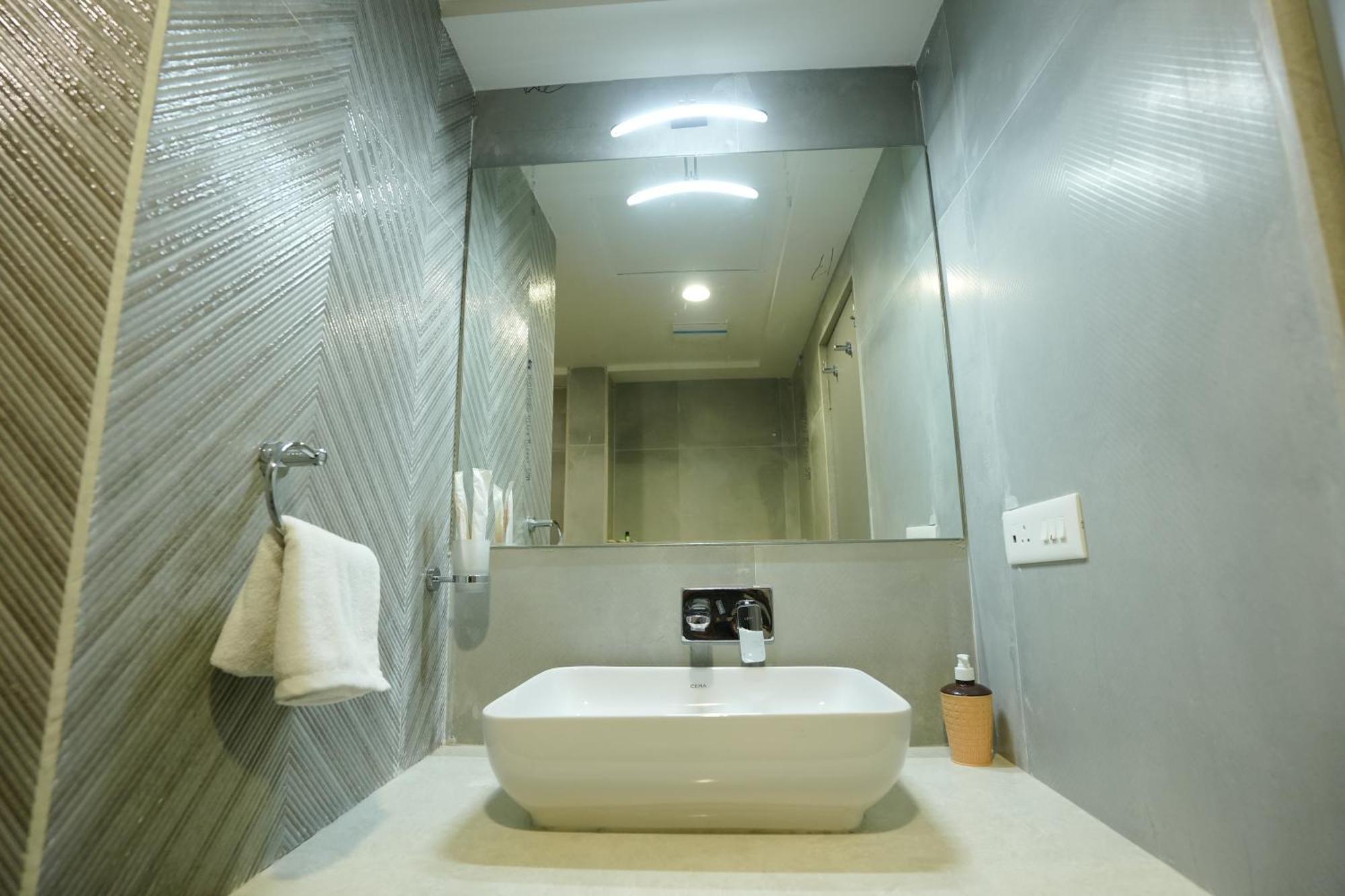 Hotel 6 Seasons, Koregoan Park, Pune Bagian luar foto