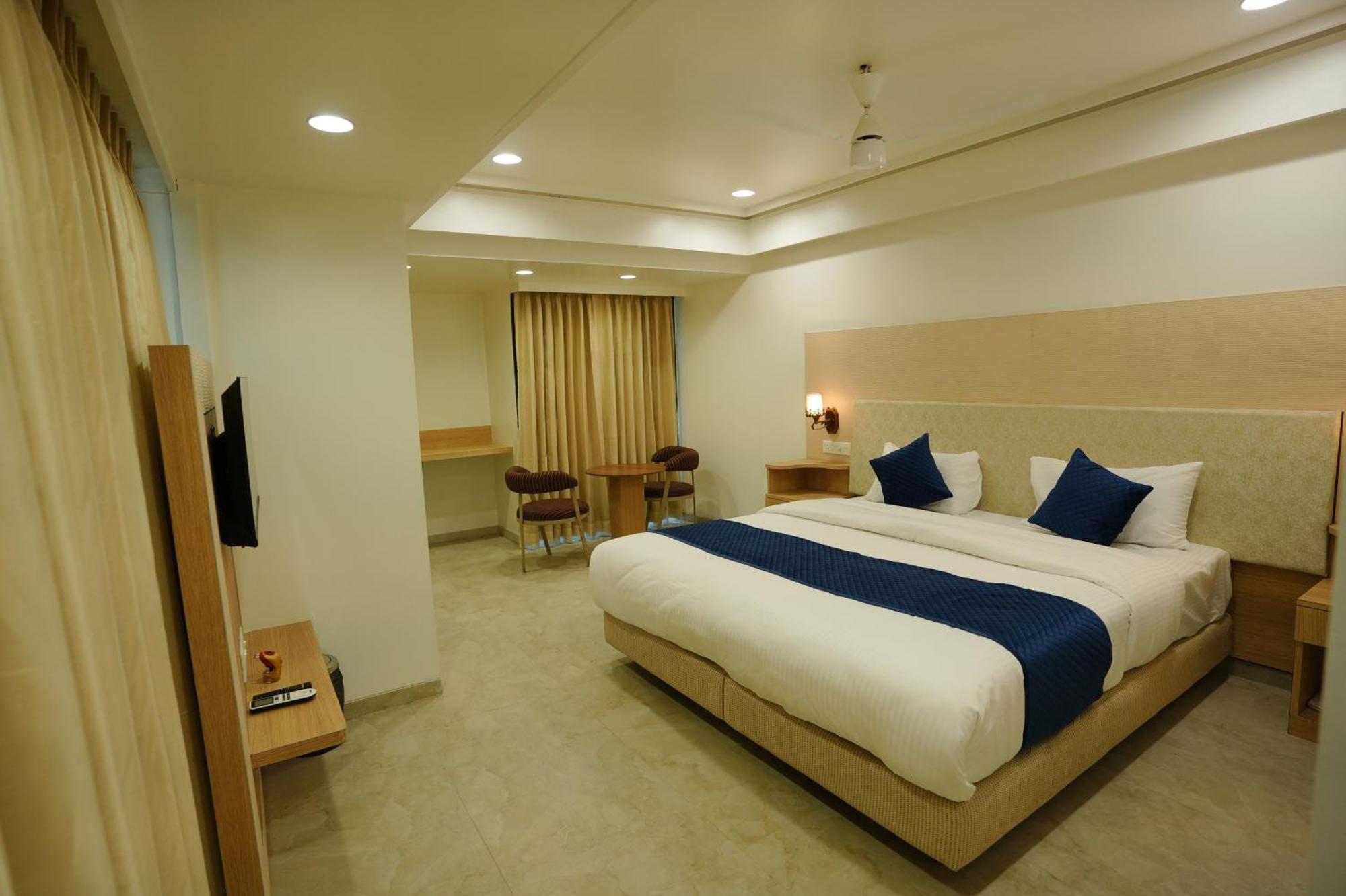 Hotel 6 Seasons, Koregoan Park, Pune Bagian luar foto
