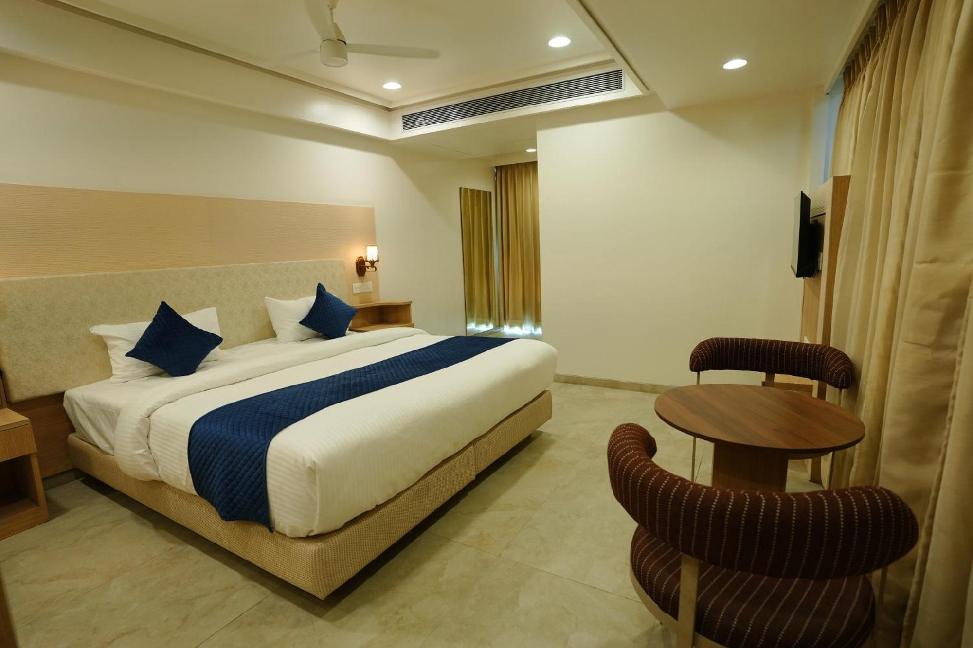 Hotel 6 Seasons, Koregoan Park, Pune Bagian luar foto