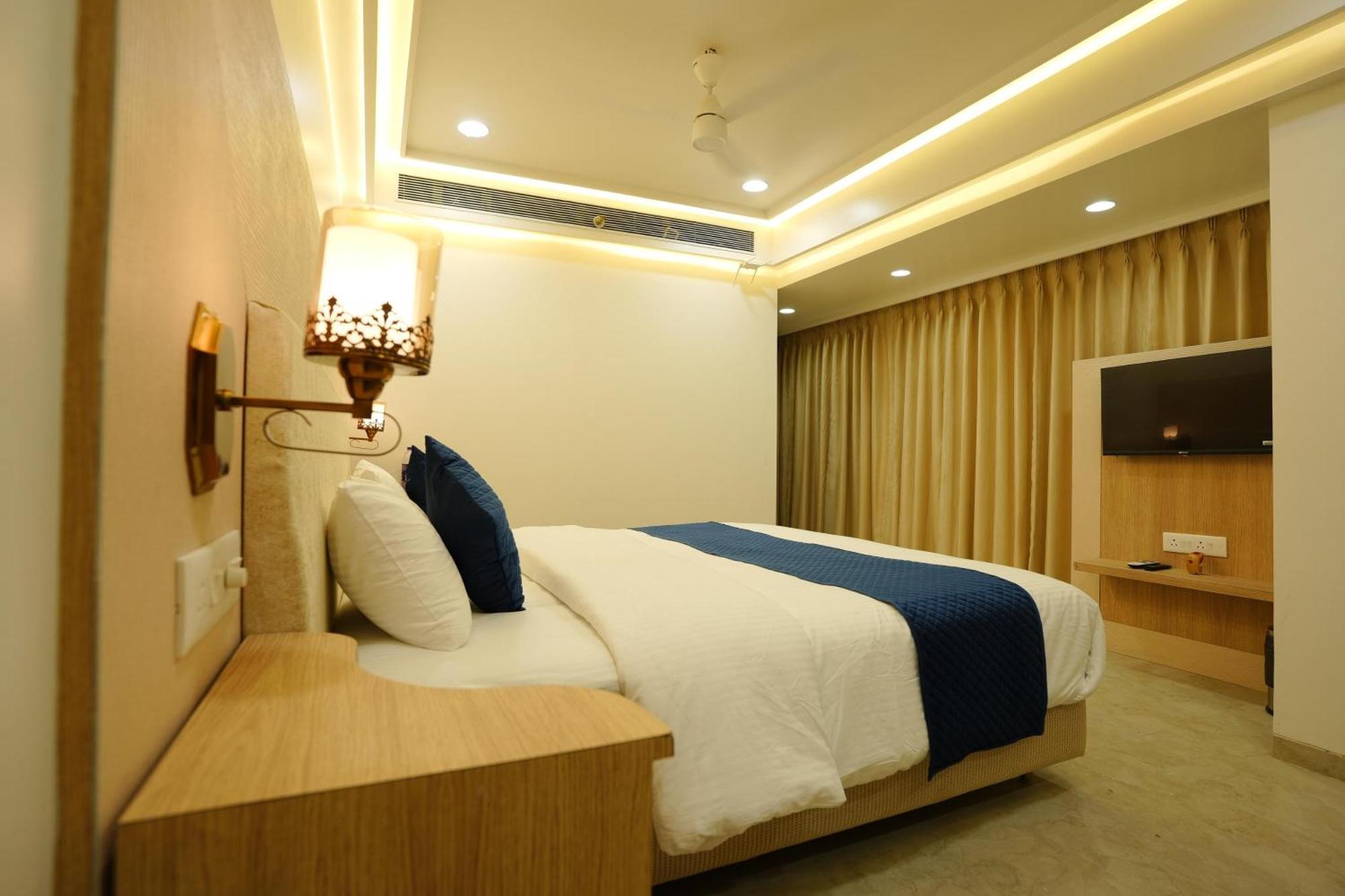 Hotel 6 Seasons, Koregoan Park, Pune Bagian luar foto