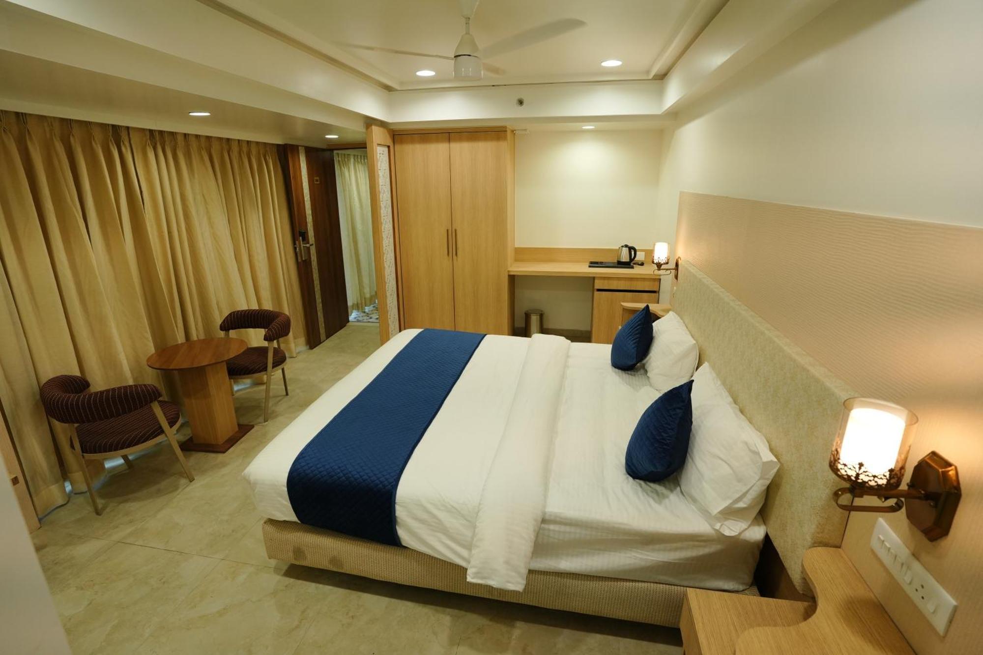 Hotel 6 Seasons, Koregoan Park, Pune Bagian luar foto