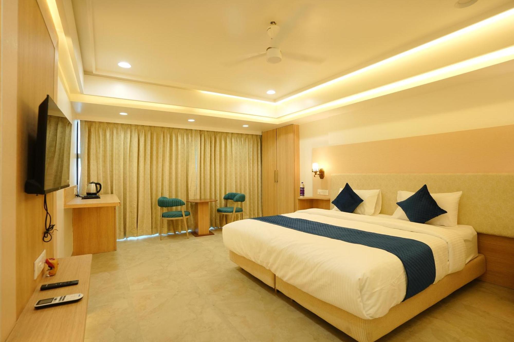Hotel 6 Seasons, Koregoan Park, Pune Bagian luar foto