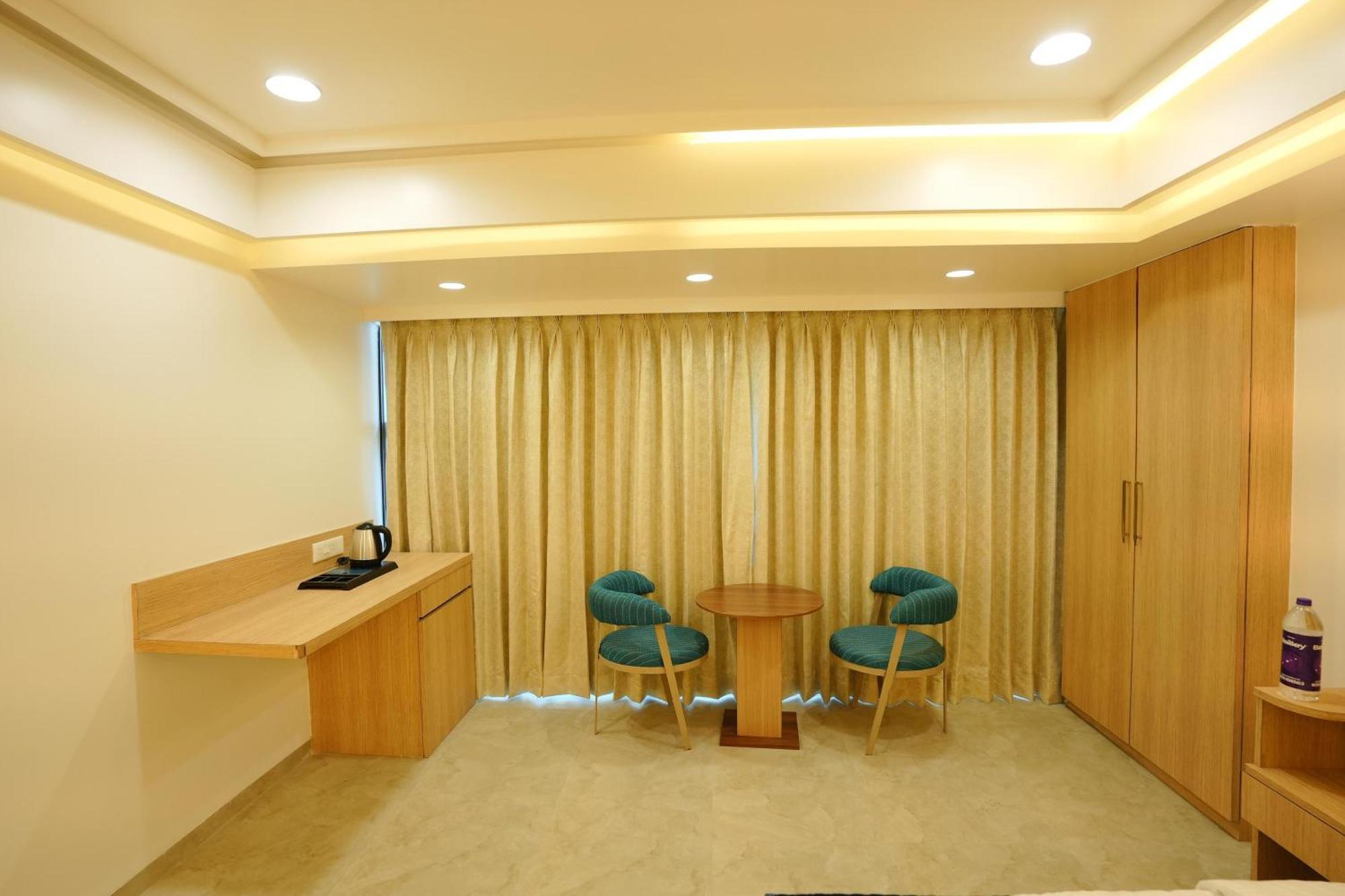 Hotel 6 Seasons, Koregoan Park, Pune Bagian luar foto