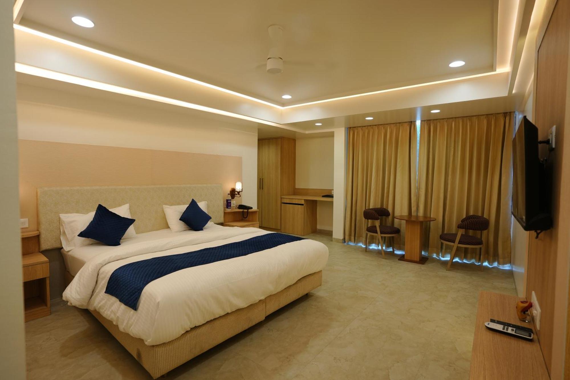 Hotel 6 Seasons, Koregoan Park, Pune Bagian luar foto