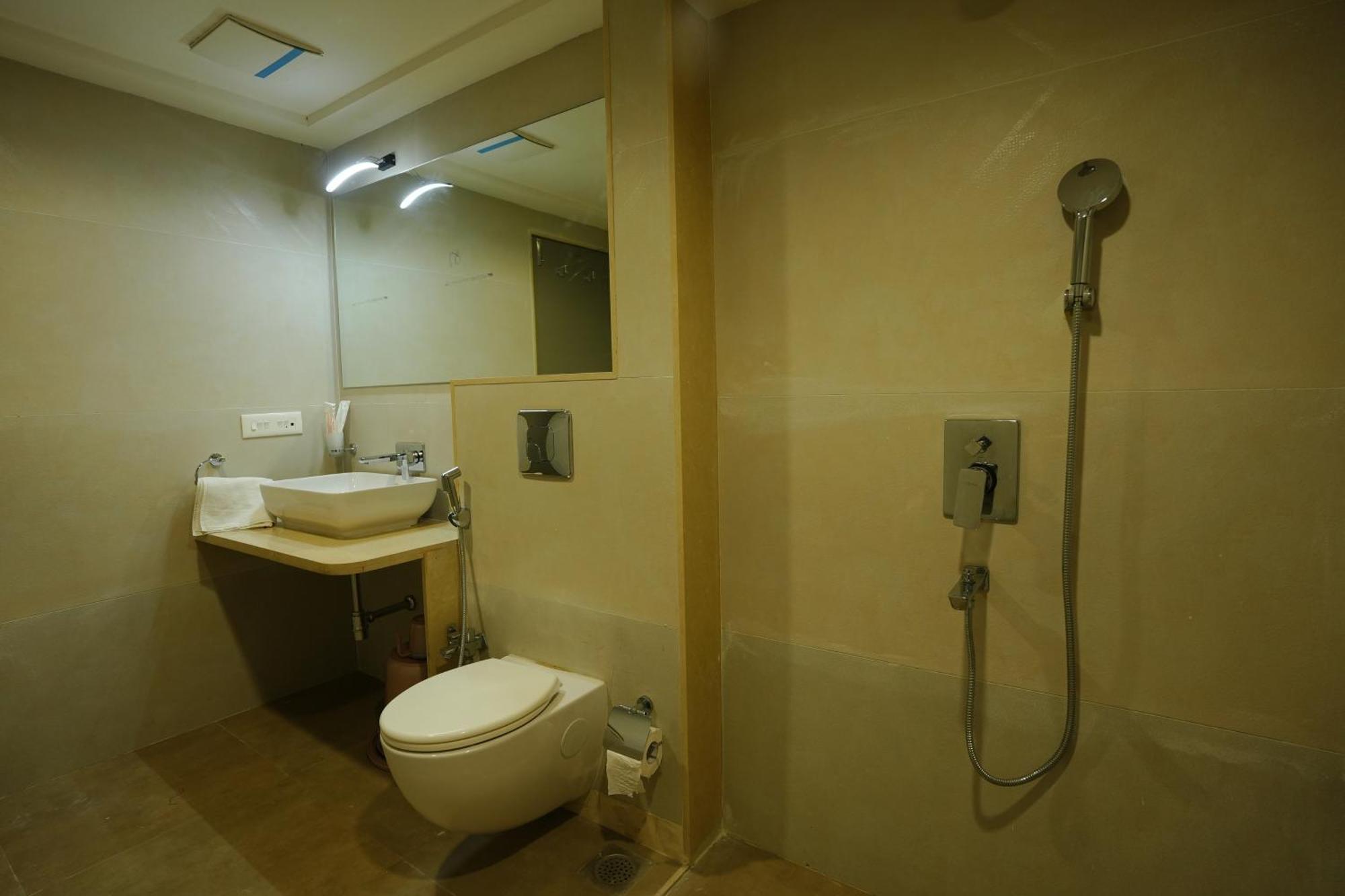 Hotel 6 Seasons, Koregoan Park, Pune Bagian luar foto
