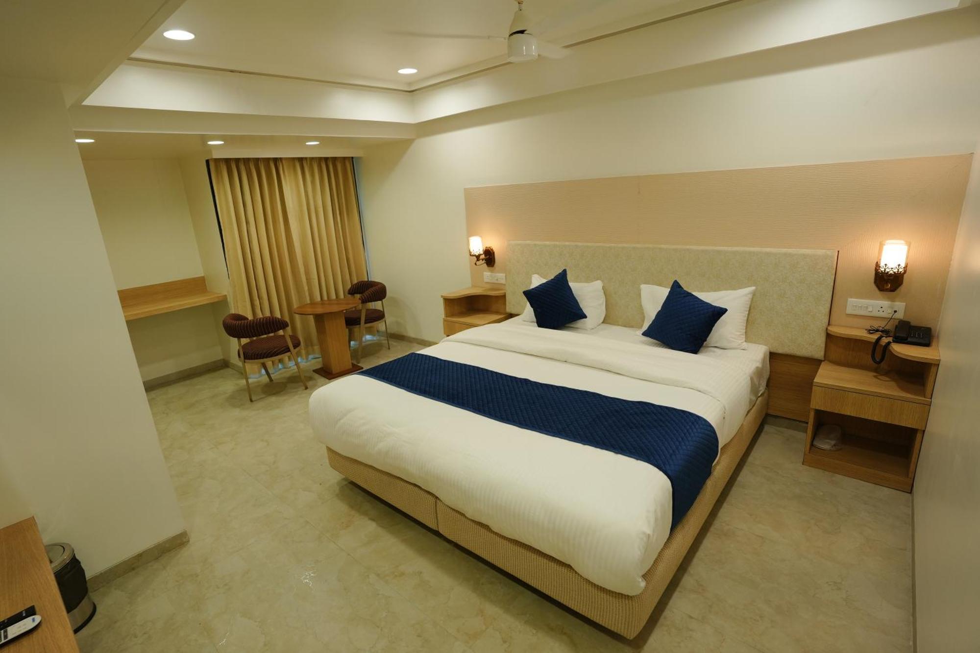Hotel 6 Seasons, Koregoan Park, Pune Bagian luar foto