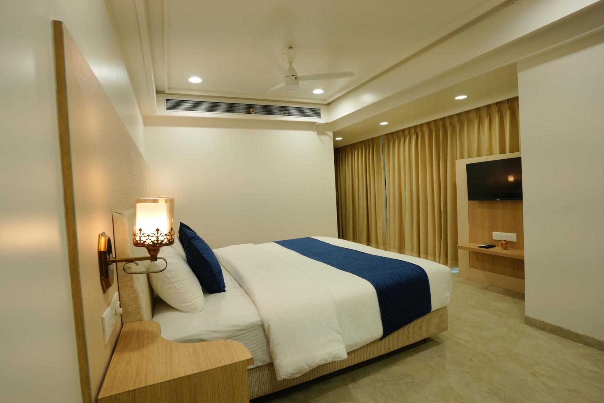 Hotel 6 Seasons, Koregoan Park, Pune Bagian luar foto