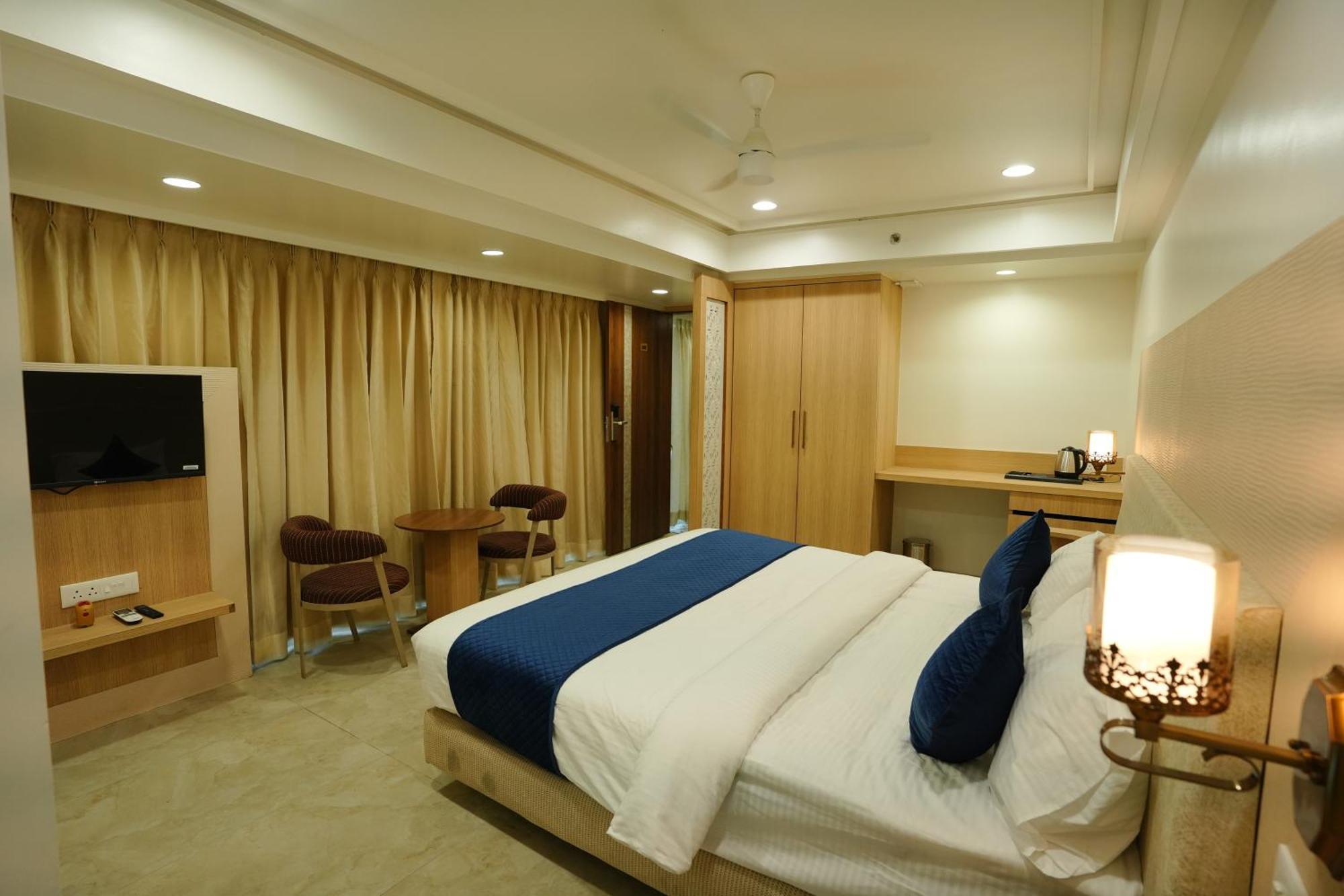 Hotel 6 Seasons, Koregoan Park, Pune Bagian luar foto