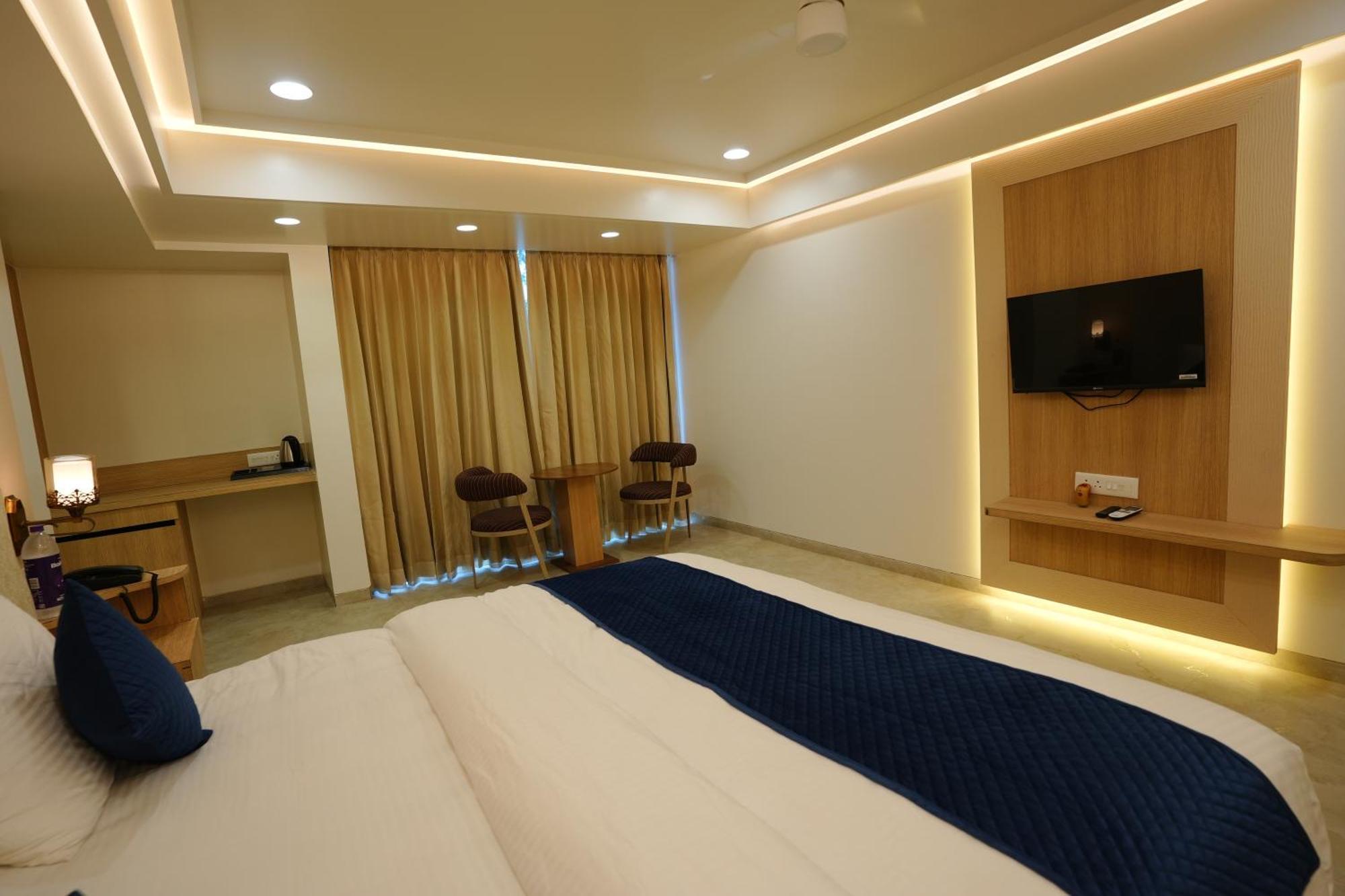 Hotel 6 Seasons, Koregoan Park, Pune Bagian luar foto
