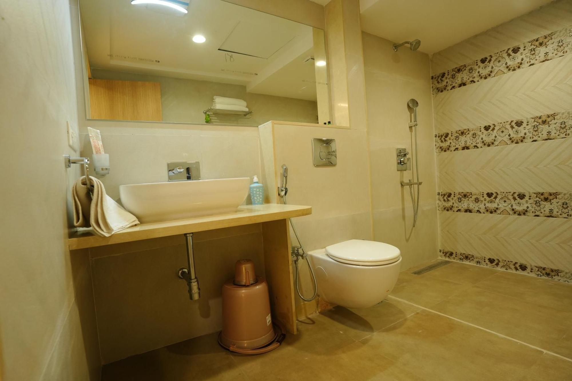 Hotel 6 Seasons, Koregoan Park, Pune Bagian luar foto