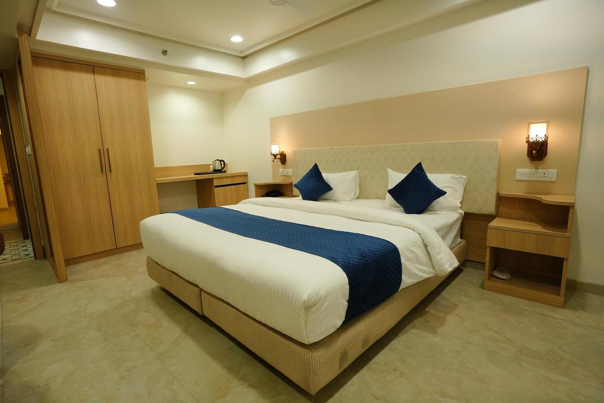 Hotel 6 Seasons, Koregoan Park, Pune Bagian luar foto