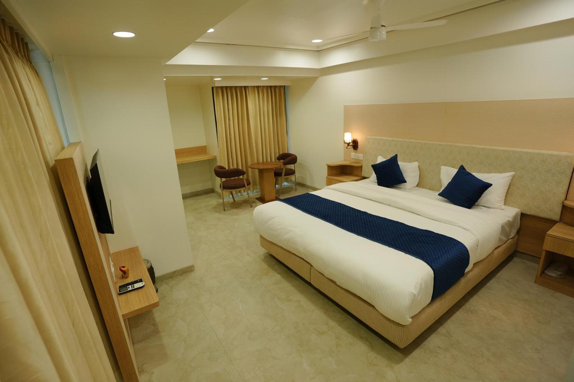 Hotel 6 Seasons, Koregoan Park, Pune Bagian luar foto