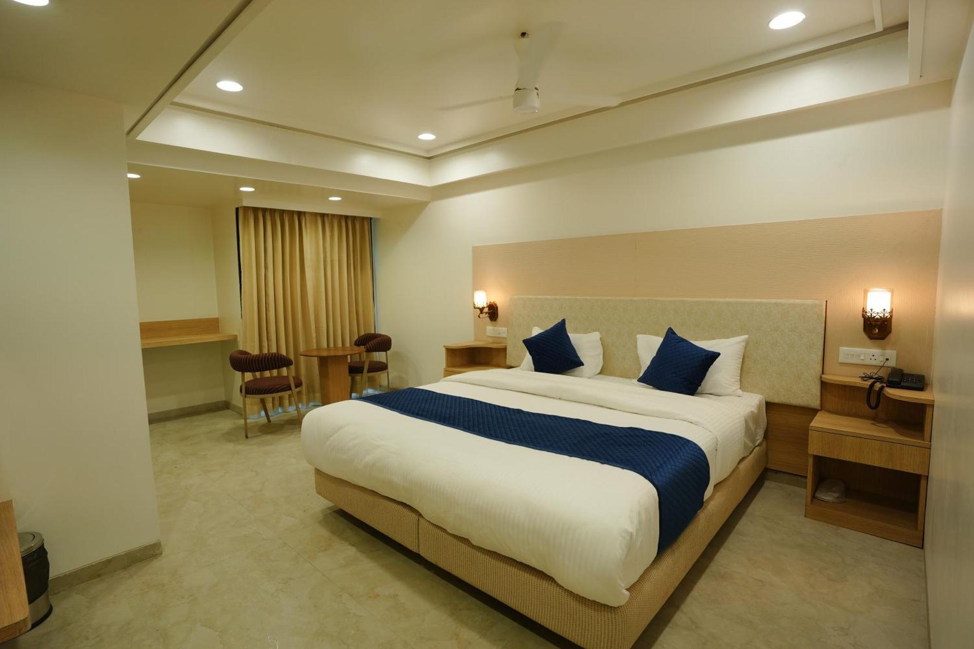 Hotel 6 Seasons, Koregoan Park, Pune Bagian luar foto