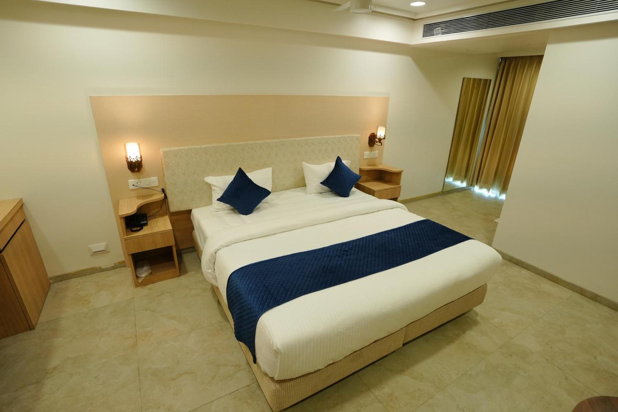Hotel 6 Seasons, Koregoan Park, Pune Bagian luar foto