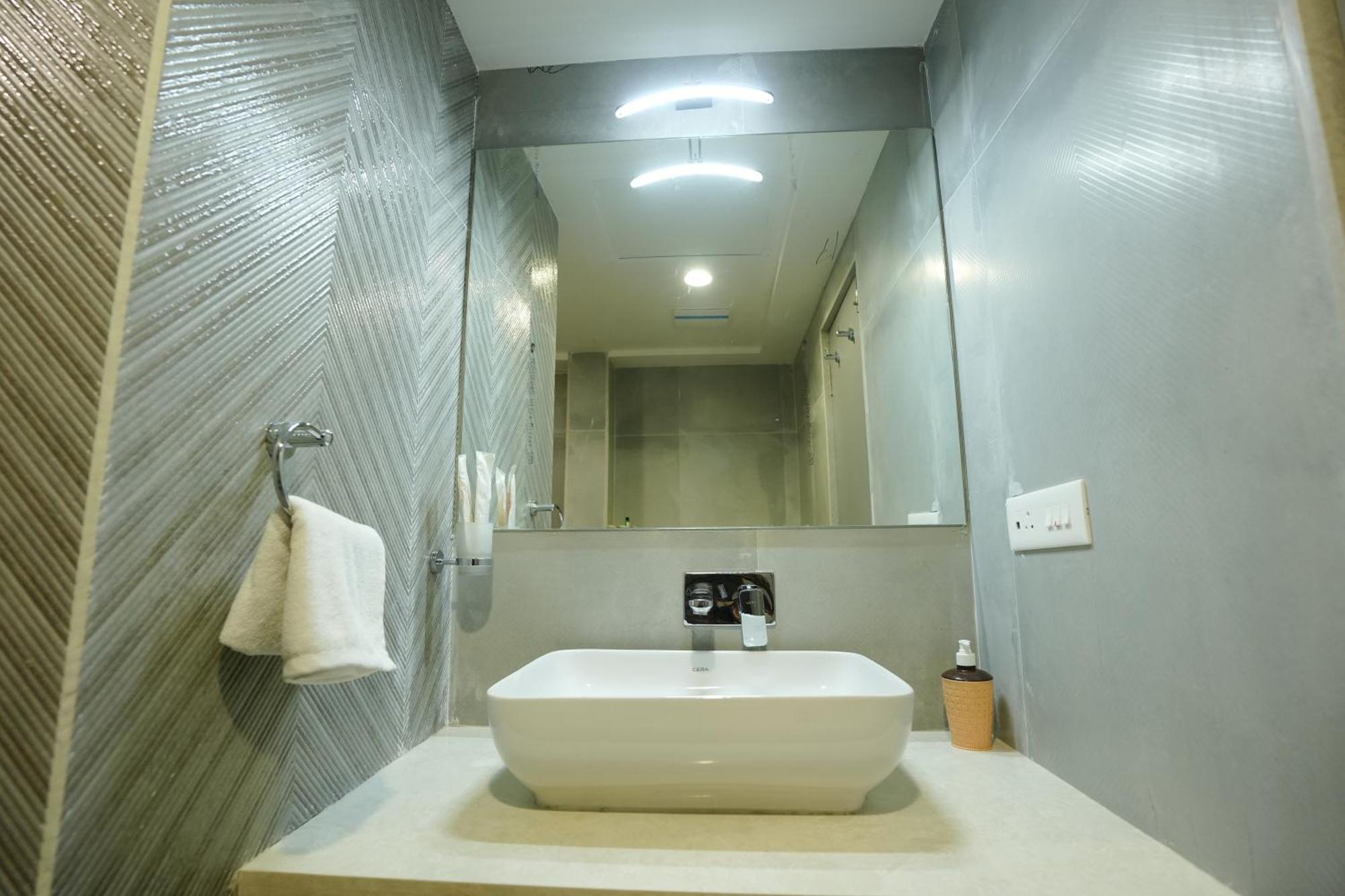 Hotel 6 Seasons, Koregoan Park, Pune Bagian luar foto