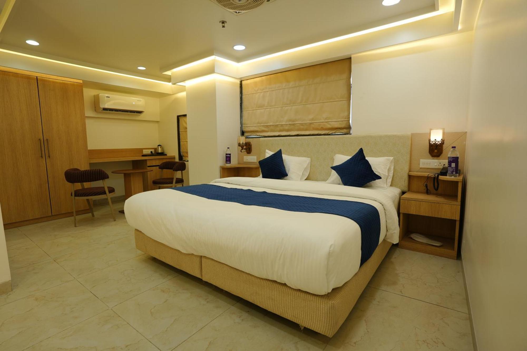 Hotel 6 Seasons, Koregoan Park, Pune Bagian luar foto