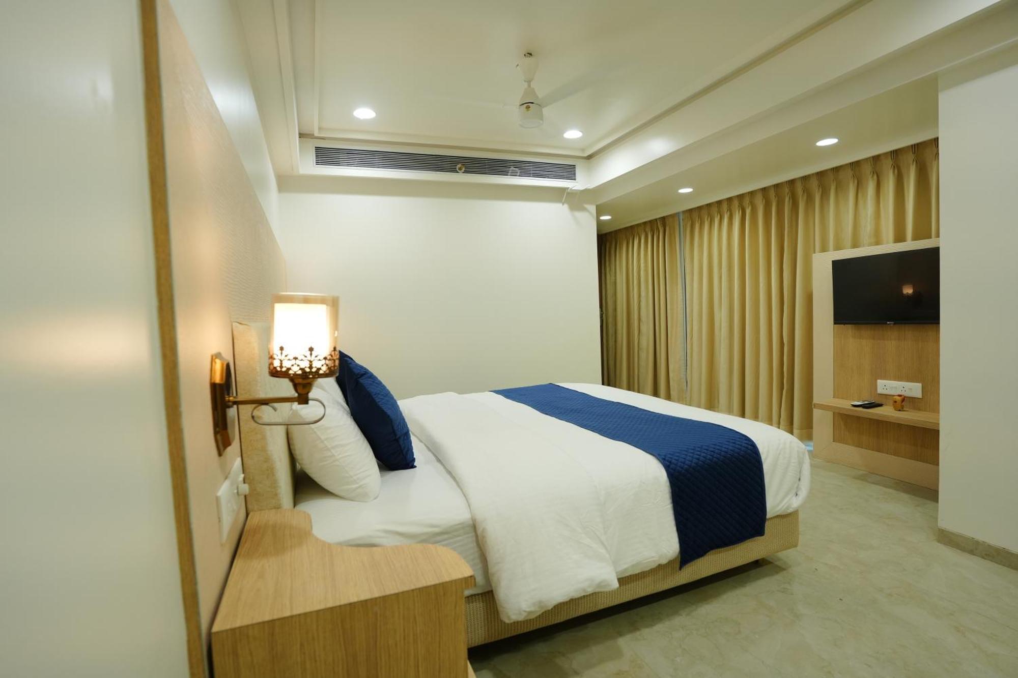 Hotel 6 Seasons, Koregoan Park, Pune Bagian luar foto