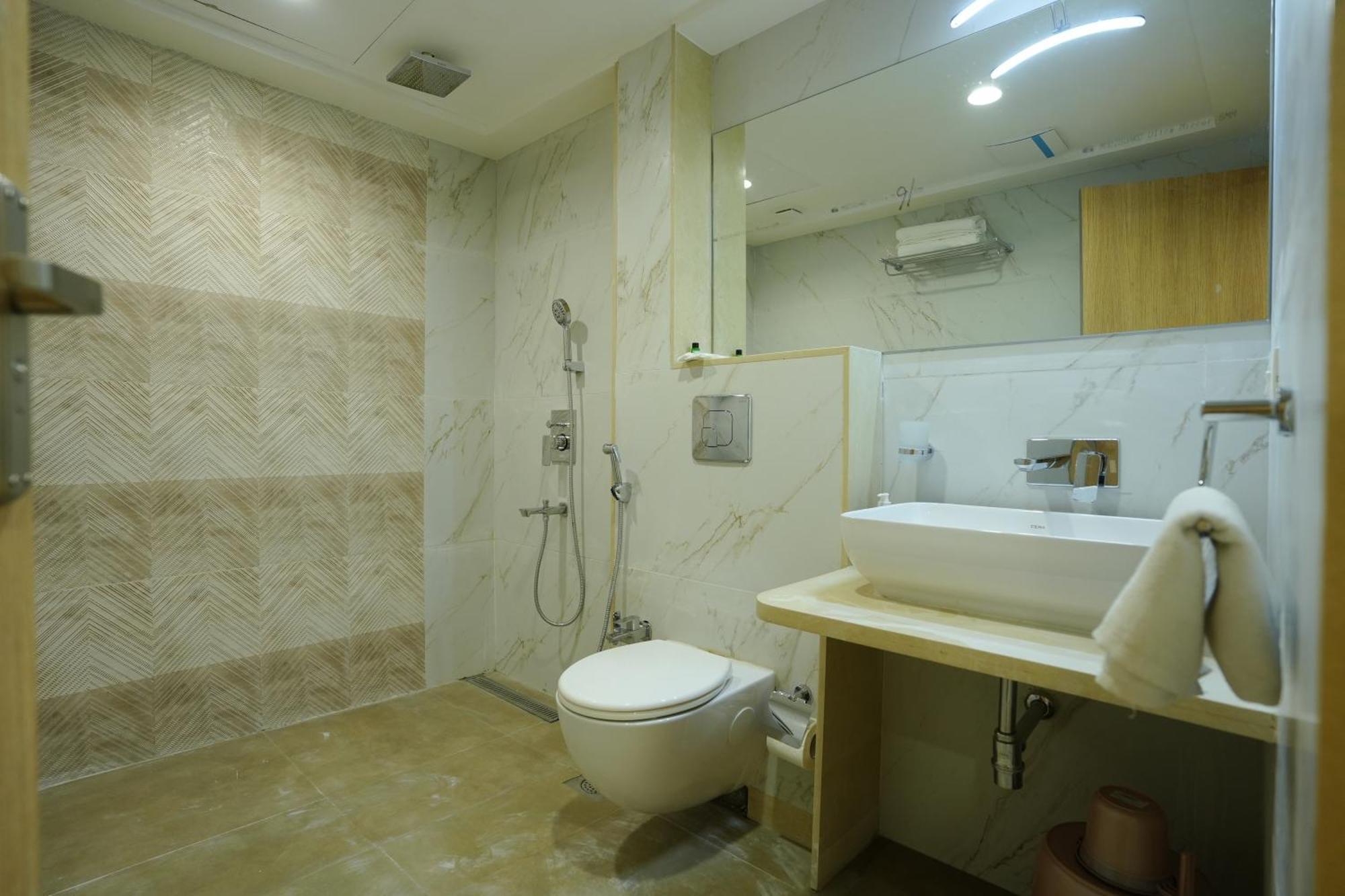 Hotel 6 Seasons, Koregoan Park, Pune Bagian luar foto