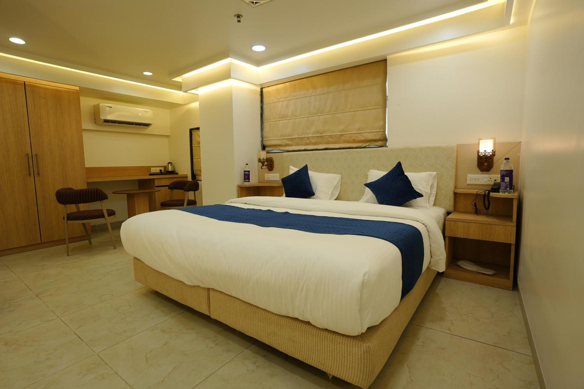 Hotel 6 Seasons, Koregoan Park, Pune Bagian luar foto